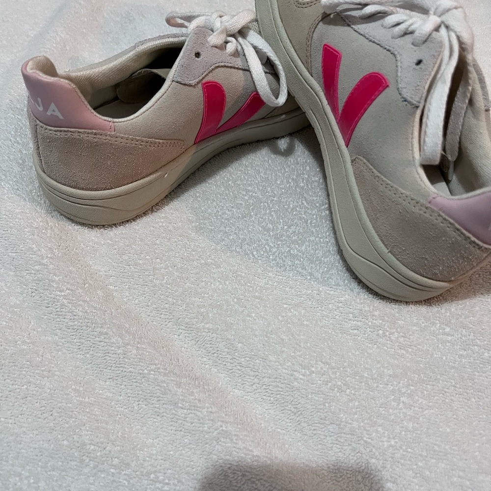 VEJA
Suede V-10 Sneakers - Women's Collection | Fluorescent pink - Picture 4 of 9